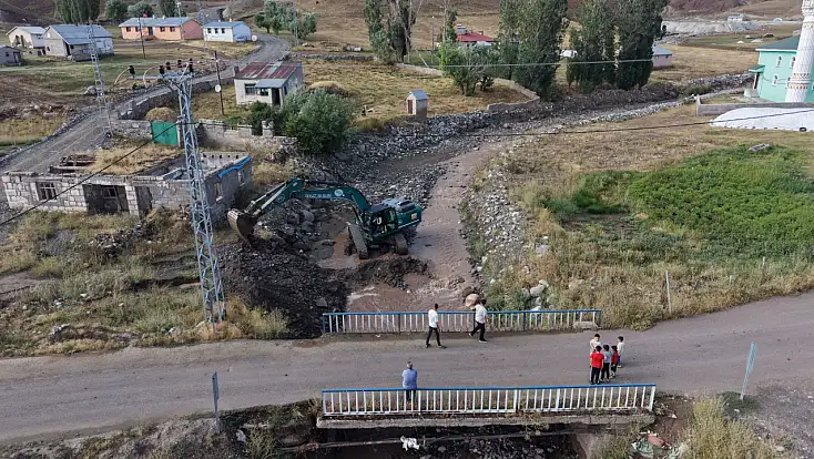 Ağrı’da taşkın sonrası ekipler Aşağı Pamuktaş’ta sahaya indi