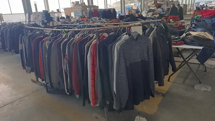 Ağrı’da tezgâhlar kışa döndü: Mont ve bot satışları yükselişte