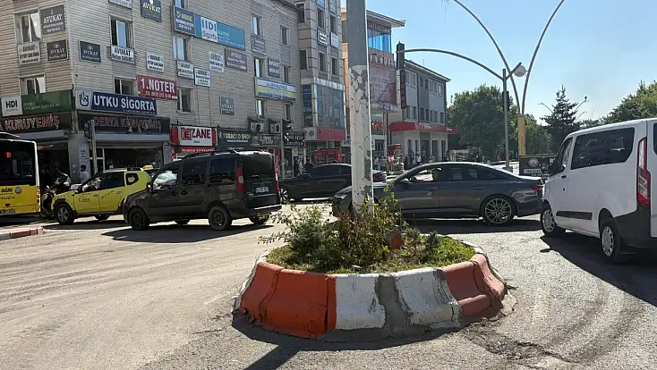 Ağrı'da trafik keşmekeşi! Asfalt çalışması kenti kilitledi
