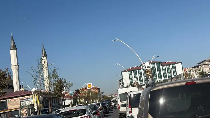 Okullar açıldı, Ağrı’da trafik kilitlendi