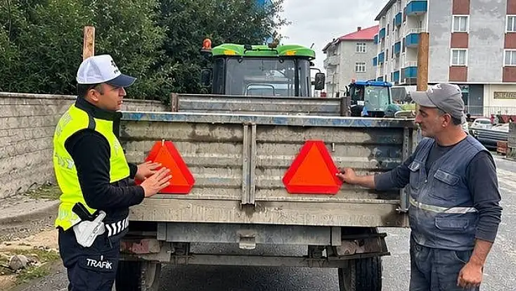 Ağrı’da traktör sürücülerine hayati uyarı: Reflektörsüz yola çıkmayın!