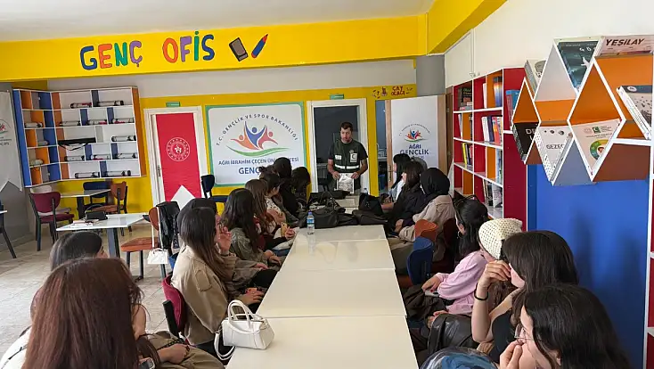 Ağrı’da üniversiteli gençlere bağımlılıkla mücadele eğitimi verildi