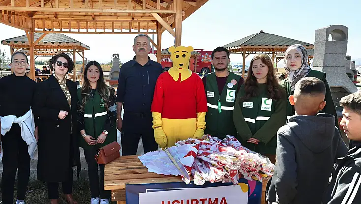 Ağrı’da Yeşilay gönüllülerinden çocuklara renkli etkinlik