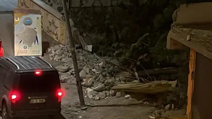 Ağrı’da yıkım sonrası elektrik direği tehlike saçıyor