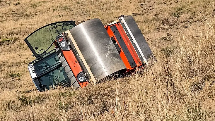 Ağrı’da yol çalışması sırasında asfalt silindiri devrildi! 1 kişi yaralandı