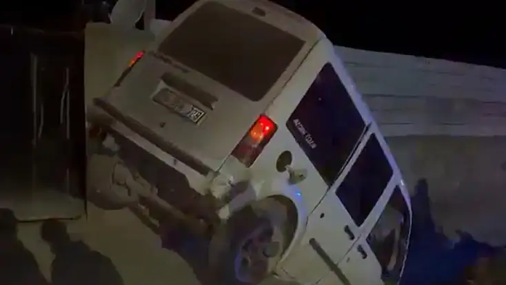 Ağrı'da yola çıkan hayvanlara çarpan araç savruldu! 1'i ağır 3 kişi yaralandı