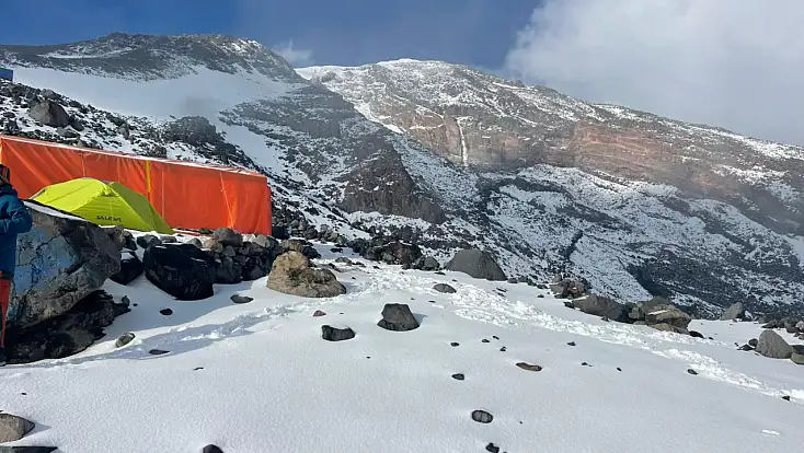Ağrı Dağı’nda dağcılara zorunlu kar molası! 4 bin 200 metrede çadırlara çekildiler