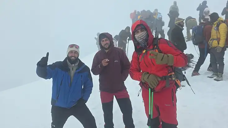 Ağrı Dağı’nda fırtınaya yakalanan 22 dağcı, zirve için gün doğumunu bekledi