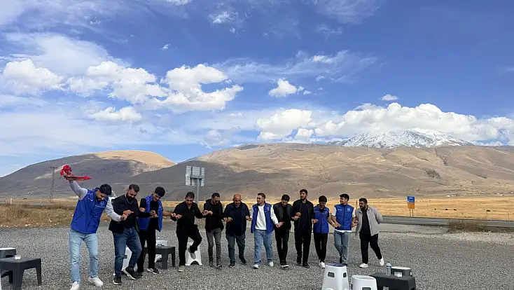 Ağrı Dağı’nın eteklerinde üniversiteli gençlerden çay ve halay buluşması