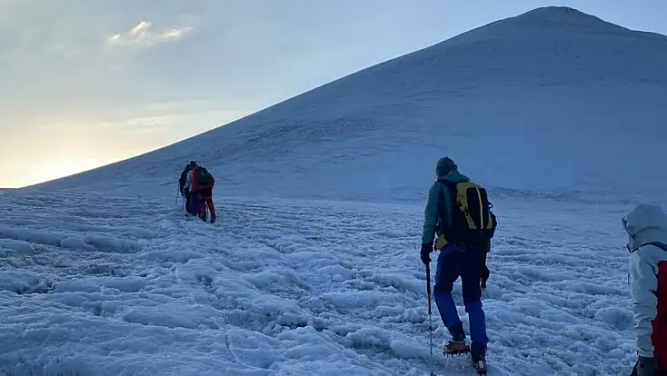 Ağrı Dağı’nın zirvesi bu dönem buz kesti