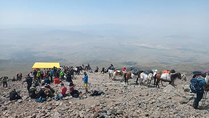 Ağrı Dağı panayır alanına döndü, kamp merkezleri caddeyi andırıyor