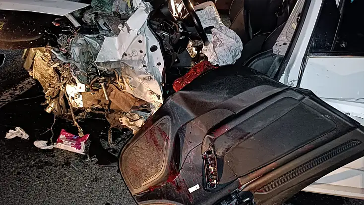 Ağrı-Eleşkirt yolunda can pazarı: korkunç kazada 4'ü ağır 6 yaralı