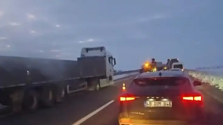 Ağrı kara yolunda savrulan TIR karşı şeride geçti