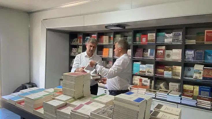 Ağrı Millet Bahçesi’nde tarihe yolculuk: Yüzlerce eser okuyucuyla buluştu