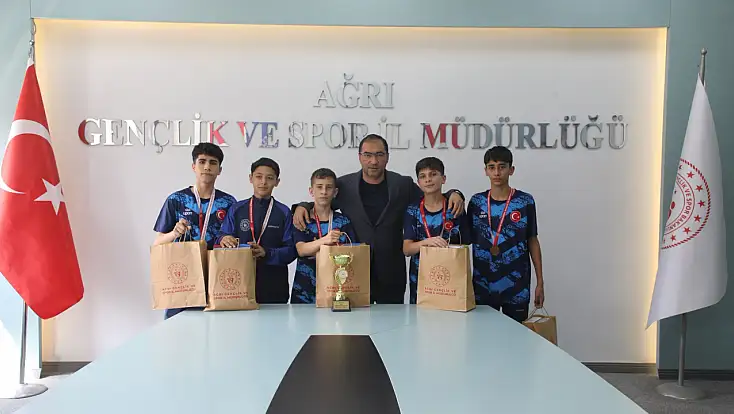 Ağrı’nın badmintoncuları Türkiye üçüncülüğüyle döndü