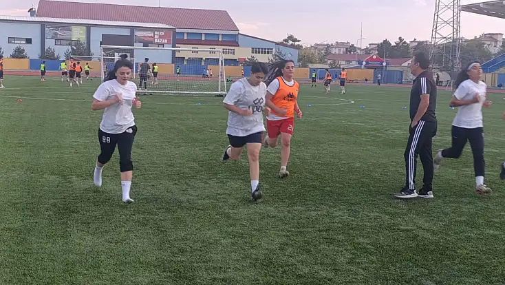 Ağrı’nın kadın futbolcuları 1. Lig için hazırlanıyor