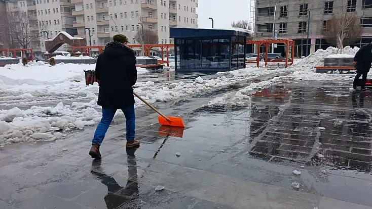Ağrı Şakiro Kent Meydanı’nda kış mesaisi