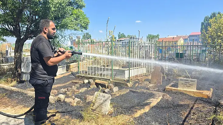 Ağrı Şehir Mezarlığı’nda yangın paniği: Alevler mezarların arasına yayıldı