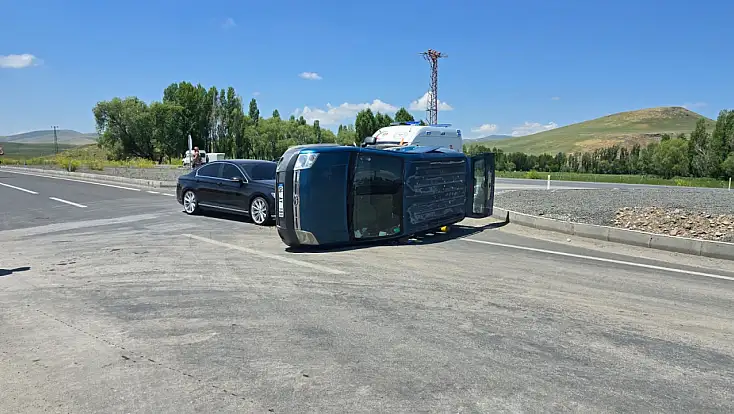 Ağrı-Van karayolunda kaza! Kamyonet yan yattı