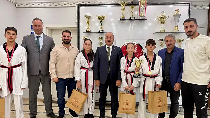 Ağrılı tekvandocular Palandöken’de kürsüye çıktı