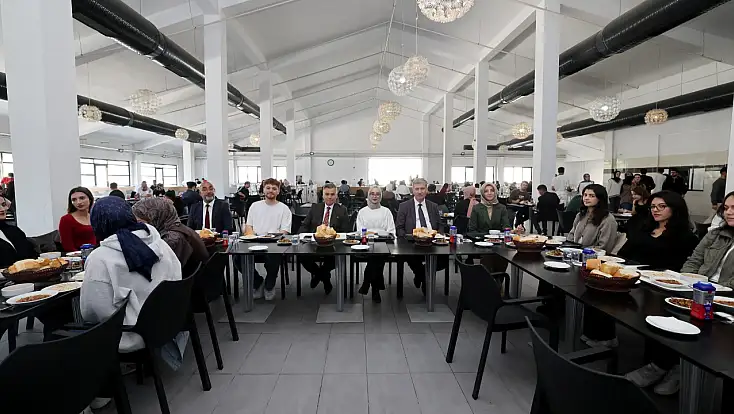AİÇÜ Rektörü Gülçin öğrencilerle aynı sofraya oturdu