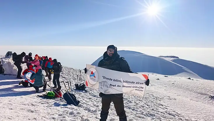 AİÇÜ yeni mottosunu Ağrı Dağı’nın zirvesinden duyurdu