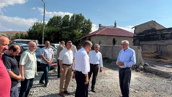 Badilli Köyü’nde evi yanan aileyi Rektör Gülçin yalnız bırakmadı