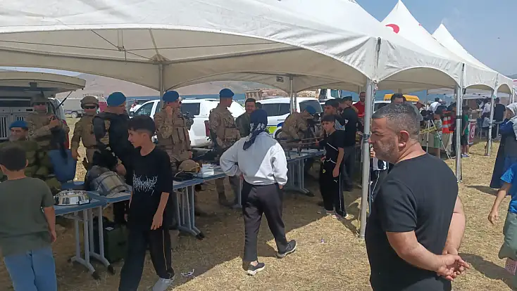 Balık Gölü Şenliklerinde jandarma standına yoğun ilgi