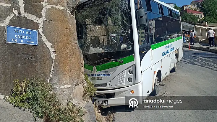 Bitlis'te belediye otobüsü kale duvarına çarptı: 5 yaralı
