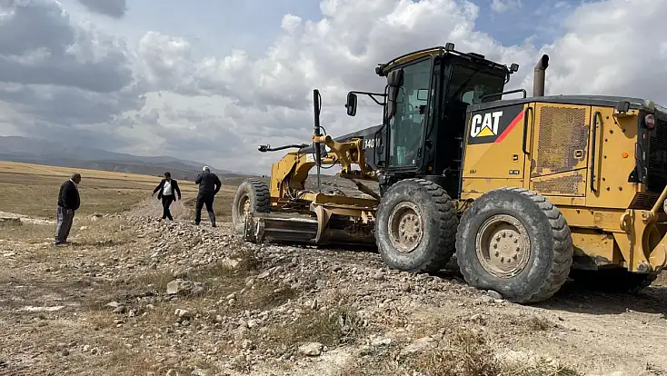 Diyadin’de 3 kilometrelik köy yolunda genişletme ve yükseltme çalışması