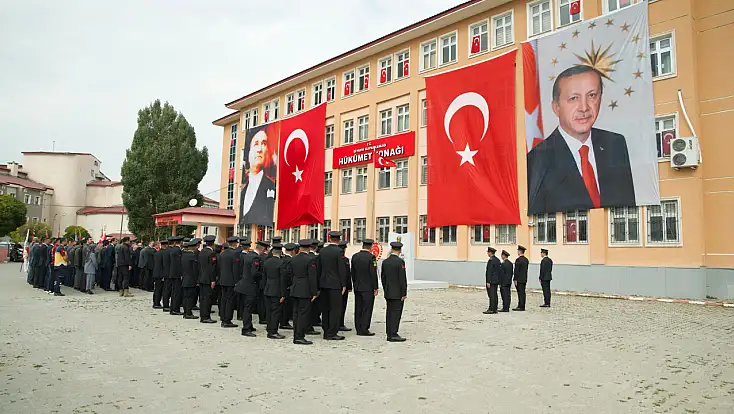 Diyadin'de Cumhuriyet Bayramı kutlamaları çelenk töreniyle başladı