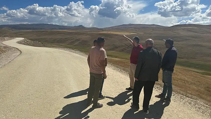 Diyadin’de iki köy arasındaki yol sıcak asfaltla buluşuyor