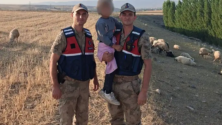 Diyadin’de yürekleri ağza getiren kayıp çocuk jandarmanın müdahalesiyle bulundu
