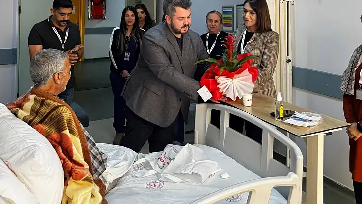 Doğubayazıt Devlet Hastanesinde hastaya moral desteği