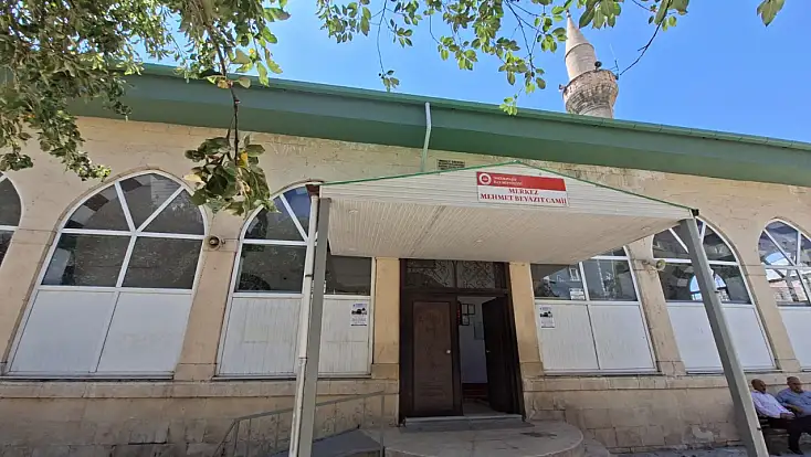 Doğubayazıt’ın 71 yıllık Merkez Mehmet Bayazıt Camii yenilendi