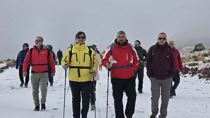 Doğubayazıt’ın doğa tutkunları kar kış dinlemeden yürüyüşlerini tamamladı