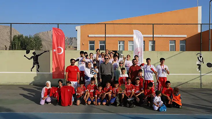 Doğubayazıt'ta AGAH Projesi'nde başarılı sporcular ödüllendirildi