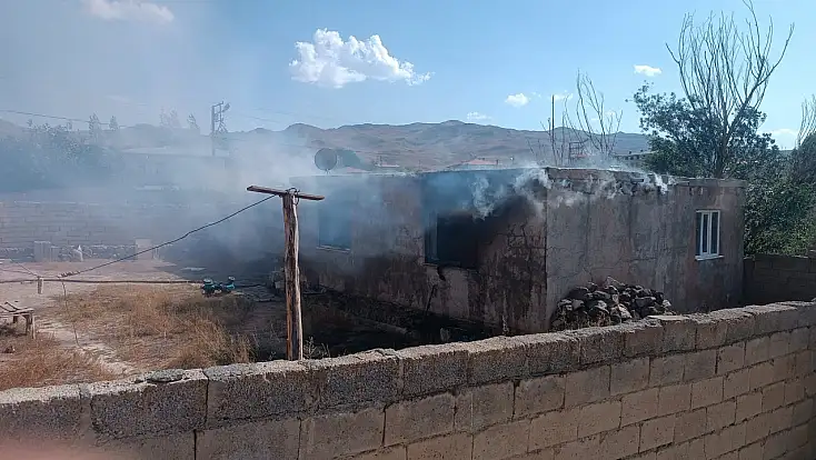 Doğubayazıt’ta alevlerin sardığı ev kullanılamaz hale geldi