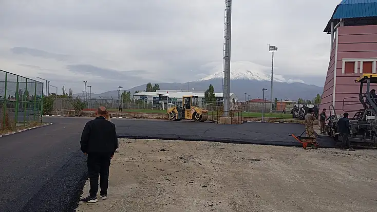 Doğubayazıt’ta çocukluğun izlerini taşıyan stadyum yolu asfalta kavuştu