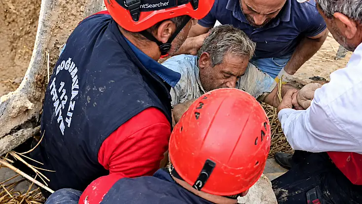 Doğubayazıt’ta ev çöktü! Enkaz altında zamanla yarış