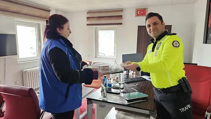 Doğubayazıt'ta gençlerden emniyet mensuplarına helva ikramı