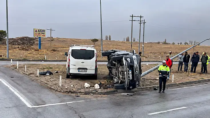 Doğubayazıt’ta iki araç kavşakta çarpıştı! 4 kişi yaralandı