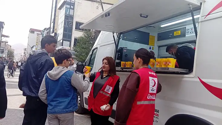 Doğubayazıt’ta Kızılay’dan vatandaşlara sürpriz ikram