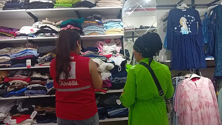 Doğubayazıt’ta Kızılay ihtiyaç sahibi ailelerin yüzünü güldürdü