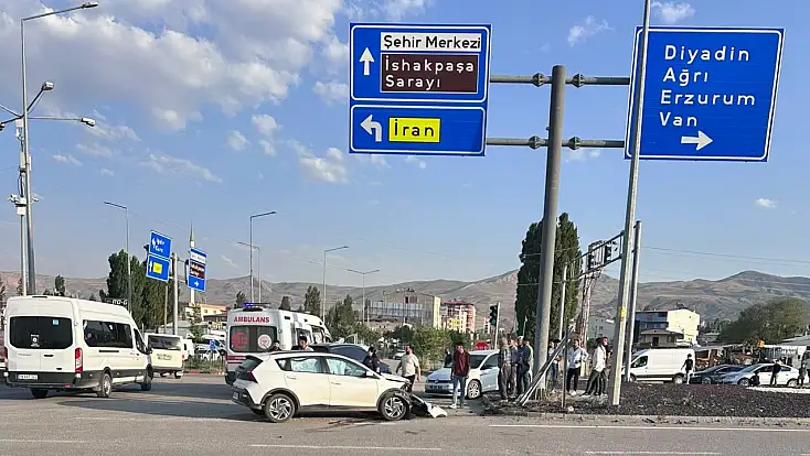 Doğubayazıt’ta kontrolden çıkan otomobil direğe çarptı