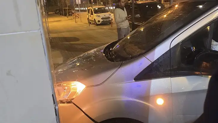 Doğubayazıt’ta kontrolden çıkan araç yazıhaneye daldı! Sürücü kayıplara karıştı