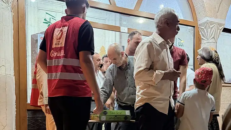 Doğubayazıt’ta Mevlit Kandili’nde Kızılay’dan anlamlı ikram