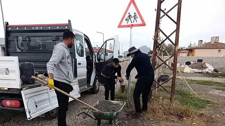 Doğubayazıt’ta okul önlerine yeni trafik levhaları yerleştirildi
