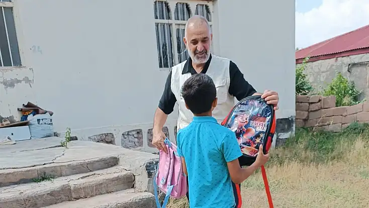 Doğubayazıt’ta yetim ve ihtiyaç sahibi öğrencilere kırtasiye desteği