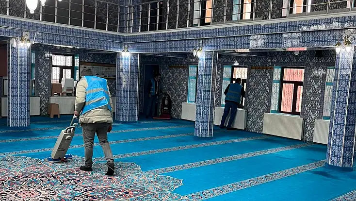 Doğubayazıt’ta yükümlüler Ramazan öncesi cami temizliği yaptı